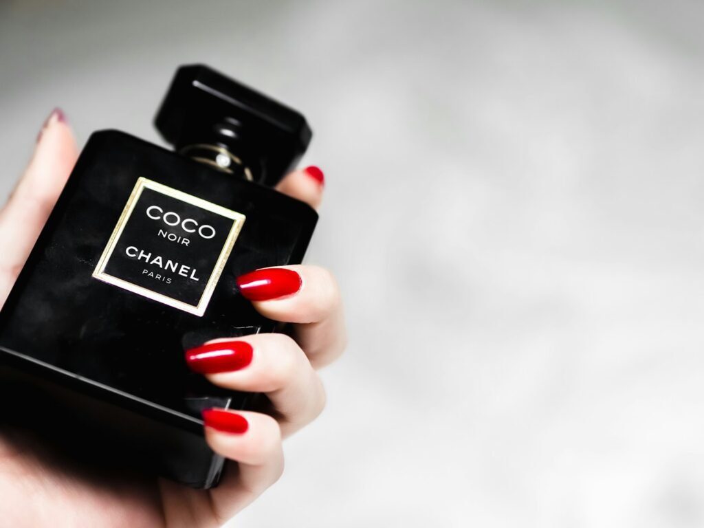 The History and Origins of Patchouli Oil Use as a Perfume Ingredient Across Asia. 4 patchouli oil use, impact patchouli perfume, patchouli original use, patchouli flower